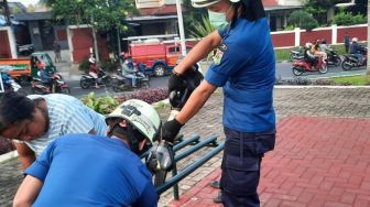 ODGJ Terjepit di Bangku Taman Pasar Minggu