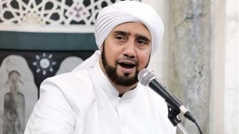 Habib Syech Ungkap Hukum Salat Pakai Kaus Bisa Makruh, Begini Penjelasannya