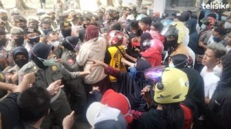 Demo Buruh di Kantor Gubernur Sulawesi Tenggara Ricuh, Wajah Pengunjuk Rasa Dipukul Petugas