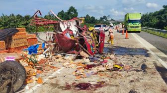 Dua Truk Tabrakan di Tol Kalianda, Satu Orang Tewas dan Satu Tak Sadarkan Diri