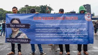 Massa menggelar aksi demonstrasi di depan Gedung DPR RI, Jakarta Pusat, Kamis (31/3/2022). [Suara.com/Alfian Winanto]