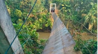 Bahaya! Jembatan Gantung Nyaris Putus Bikin Belasan Pelajar di Tanjabbar Terjatuh