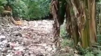 Penampakan Kali Blancong di Bekasi yang Penuh Timbunan Sampah, Publik: Giliran Banjir, Pemerintah yang Disalahin