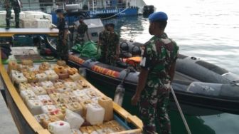 Lihat Anggota TNI Mendekat, Awak Kapal Sedang Bongkar Muat Lompat ke Laut dan Menghilang
