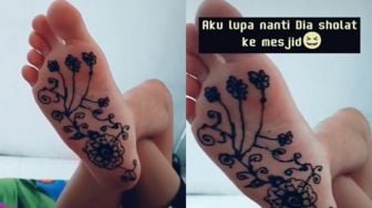 Aksi Istri Lukis Kaki Suami Pakai Hena Sebelum Salat Ini Bikin Makmum Belakang Ngakak