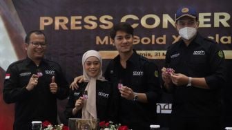 Pendiri Leslar Entertainment Rizky Billar (kedua kanan) dan Lesti Kejora (kedua kiri) berfoto sebelum memberikan keterangan pers kolaborasi mereka bersama MiniGold di AMANA Venue, Jagakarsa, Jakarta, Kamis (31/3/2022). [Suara.com/Angga Budhiyanto]