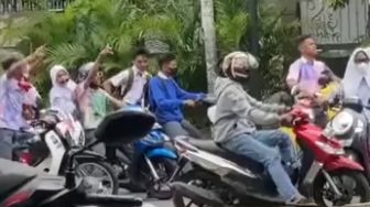Viral Konvoi Anak SMA Geber-geber Motor di Jalan Selesai Ujian Sekolah, Warganet: Semoga Betah di Dunia Nyata