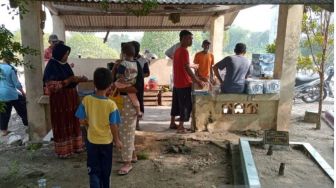 Ingat Pasti Meninggal, Warga Jalani Tradisi Bersih Makam di Bangka Tengah