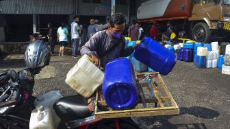 Seorang pedagang menyiapkan jeriken untuk membeli minyak goreng curah di Kabupaten Ciamis, Jawa Barat, Kamis (31/3/2022). ANTARA FOTO/Adeng Bustomi
