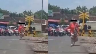 Ngeri! Aksi Nenek-nenek Jalan Santai Bak Catwalk di Tengah Rel saat Kereta Mau Lewat, Publik Ikut Ketar-Ketir