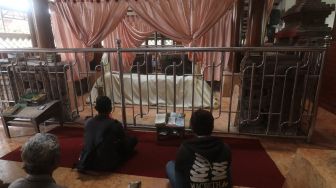 Peziarah memanjatkan doa di makam penyebar agama Islam pertama di Kediri Syekh Al Wasil Syamsudin, Kelurahan Setono Gedong, Kota Kediri, Jawa Timur, Kamis (31/3/2022). P ANTARA FOTO/Prasetia Fauzani
