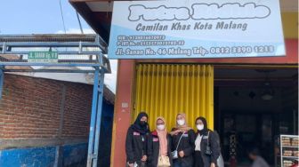 Mahasiswa UMM Melakukan Kegiatan PMM di Sentra Keripik Tempe Sanan