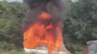 Dua Mobil Terbakar Selang Beberapa Jam di Bekasi, Satu Kejadian di Tol Jorr Bikin Arus Kendaraan Tersendat