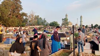 Berkah Penjual Bunga, Warga Tanjungpinang Membludak Ziarah ke Makam di Batu 7 Jelang Ramadhan