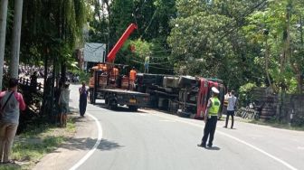 Truk Pengangkut Rokok 10 Ton Terguling di Jalur Denpasar-Gilimanuk