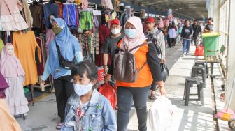 Warga berbelanja di Pasar Tanah Abang, Jakarta Pusat, Jumat (1/4/2022). [Suara.com/Alfian Winanto]