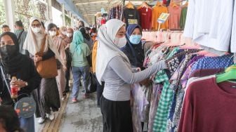 Warga berbelanja di Pasar Tanah Abang, Jakarta Pusat, Jumat (1/4/2022). [Suara.com/Alfian Winanto]