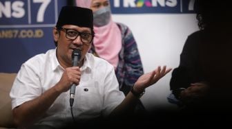 Komedian Andre Taulany memberikan keterangan saat Interview Program Ramadhan TRANS7 di Studio TRANS 7, Jakarta, Jumat (1/4/2022). [Suara.com/Angga Budhiyanto]