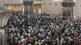 Umat muslim melaksanakan ibadah shalat jumat di Masjid Istiqlal, Jakarta, Jumat (1/4/2022). ANTARA FOTO/Muhammad Adimaja
