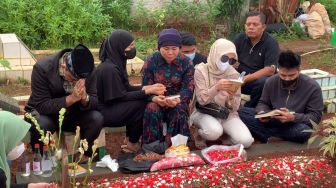 Tangis Haji Faisal Pecah di Makam Vanessa Angel Jelang Ramadhan: Kasihani Mereka Ya Allah