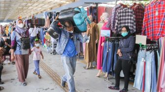 Warga berbelanja di Pasar Tanah Abang, Jakarta Pusat, Jumat (1/4/2022). [Suara.com/Alfian Winanto]