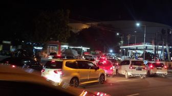 Detik-detik Kenaikan Pertamax 1 April 2022, Kendaraan Mengular Panjang di Jalan Nasional Cilegon