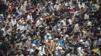 Umat muslim melaksanakan ibadah shalat jumat di Masjid Istiqlal, Jakarta, Jumat (1/4/2022). ANTARA FOTO/Muhammad Adimaja