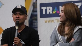 Komedian Wendy Cagur (kiri) memberikan keterangan saat Interview Program Ramadhan TRANS7 di Studio TRANS 7, Jakarta, Jumat (1/4/2022). [Suara.com/Angga Budhiyanto]