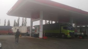 Solar di SPBU Sering Kosong, Antrean Truk Isi BBM di Kota Pasuruan Mengular