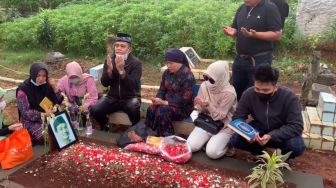 Haji Faisal beserta keluarga mengunjungi makam Vanessa Angel dan Bibi Ardiansyah di TPU Taman Islam Malaka, Jumat (1/4/2022).  [Suara.com/Adiyoga Priyambodo]