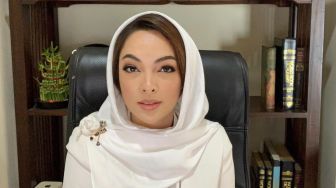 8 Pesona Reisa Broto Asmoro Berhijab, Plek Ketiplek sama Najwa Shihab!