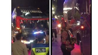 Viral Bus Bali United Dihadang Suporter, Publik Malah Salah Fokus dengan Keberadaan Rara Pawang Hujan
