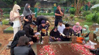 Haji Faisal beserta keluarga mengunjungi makam Vanessa Angel dan Bibi Ardiansyah di TPU Taman Islam Malaka, Jumat (1/4/2022).  [Suara.com/Adiyoga Priyambodo]