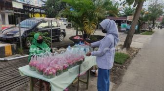 Tradisi Ziarah Jelang Ramadan, Samsuryati Panen Rejeki Jual Bunga di Kelurahan Satimpo Bontang