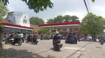 Antrean Panjang Warga Malang di SPBU Setelah Kenaikan Harga Pertamax