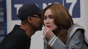 Penyanyi Ayu Ting Ting (kanan) berbincang dengan komedian Wendy Cagur saat Interview Program Ramadhan TRANS7 di Studio TRANS 7, Jakarta, Jumat (1/4/2022). [Suara.com/Angga Budhiyanto]