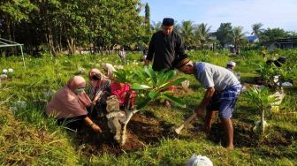 Berjualan Bunga Untuk Peziarah di Jembrana, Ni Ketut Ardani Raup Rp 200 Ribu Per Hari