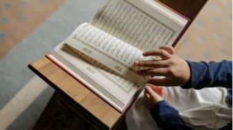 Bolehkah Baca Al Quran Tanpa Wudhu? Begini Penjelasannya