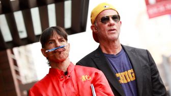 Vokalis Anthony Kiedis and Drummer Chad Smith dari Band Red Hot Chili Peppers saat menghadiri acara peletakan emblem bintang Red Hot Chili Peppers di Hollywood Walk of Fame di Los Angeles, California, Amerika Serikat, Kamis (31/3/2022). [Michael Tran / AFP]