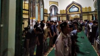 Malam Pertama Salat Tarawih di Masjid Raya Al-Mashun Medan Dipadati Seribuan Jemaah