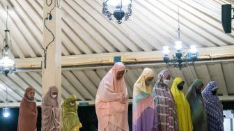 Umat Islam melaksanakan shalat tarawih di Masjid Gedhe Kauman, Yogyakarta, Jumat (1/4/2022). [ANTARA FOTO/Hendra Nurdiyansyah/aww]