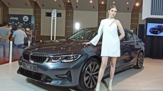 BMW 320i Sport Mengaspal di IIMS Hybrid 2022