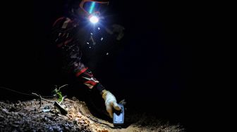 Tim monitoring Gajah Sumatra (Elephas maximus sumatranus) PT Restorasi Ekosistem Indonesia (REKI) menandai titik jejak gajah yang ditemukan di koridor gajah kawasan konsesi PT REKI, Hutan Harapan, Jambi, Rabu (30/3/2022) malam. [ANTARA FOTO/Wahdi Septiawan/foc]