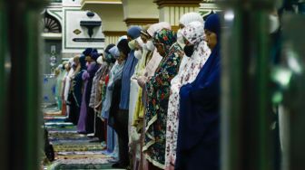 Umat Muslim melaksanakan salat Tarawih berjamaah di Masjid Agung Al-Azhar, Jakarta Selatan, Jumat (1/4/2022). [Suara.com/Alfian Winanto]