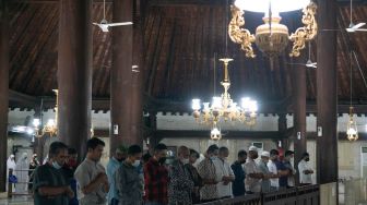 Umat Islam melaksanakan shalat tarawih di Masjid Gedhe Kauman, Yogyakarta, Jumat (1/4/2022). [ANTARA FOTO/Hendra Nurdiyansyah/aww]