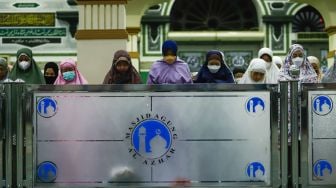 Umat Muslim melaksanakan salat Tarawih berjamaah di Masjid Agung Al-Azhar, Jakarta Selatan, Jumat (1/4/2022). [Suara.com/Alfian Winanto]