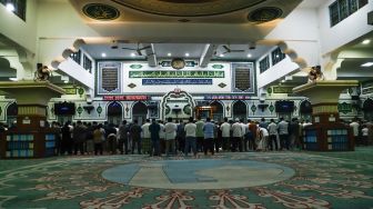 Umat Muslim melaksanakan salat Tarawih berjamaah di Masjid Agung Al-Azhar, Jakarta Selatan, Jumat (1/4/2022). [Suara.com/Alfian Winanto]