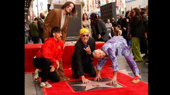 Para personil Band Red hot Chili Pepper Anthony Kiedis, Flea, John Frusciante and Chad Smith saat menghadiri acara peletakan emblem bintang Red Hot Chili Peppers di Hollywood Walk of Fame di Los Angeles, California, Amerika Serikat, Kamis (31/3/2022). [Michael Tran / AFP]