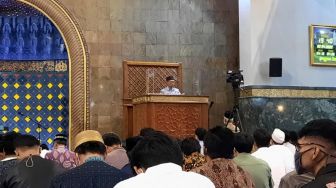 Buka Ceramah Tarawih di Masjid Kampus UGM, Panut Mulyono Dorong Mahasiswa Berintelektual