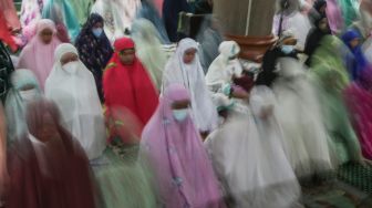 Umat Islam melaksanakan shalat tarawih pertama di Masjid Darul Arqam, Palangkaraya, Kalimantan Tengah, Jumat (1/4/2022). [ANTARA FOTO/Makna Zaezar/aww]